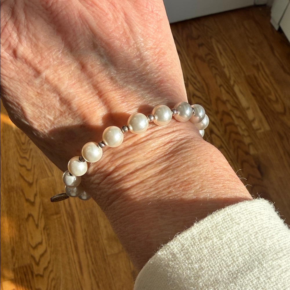 Elastic pearl bracelet